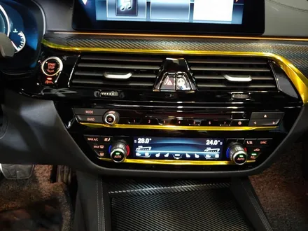 너무나도 유니크한 실내랩핑/BMW 520d 실내 골드크롬/카본 랩핑/G30/f10/528i/실내랩핑/부천/인천 / 부천 원미구 상동