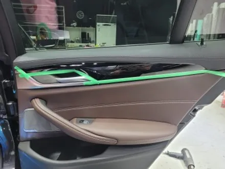 BMW 5시리즈(G30) 실내카본랩핑 시공/부천실내랩핑/인천/530i/하이그로시랩핑/520d / 부천 원미구 상동