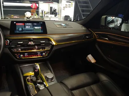 너무나도 유니크한 실내랩핑/BMW 520d 실내 골드크롬/카본 랩핑/G30/f10/528i/실내랩핑/부천/인천 / 부천 원미구 상동