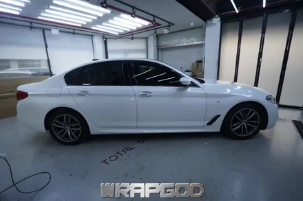 BMW 5시리즈 M550d 전체 랩핑, 에이버리 다이아몬드 화이트 일산 자동차 래핑 전문점 WRAPGOD / 김포 양촌읍
