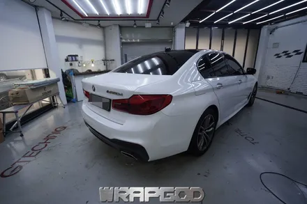BMW 5시리즈 M550d 전체 랩핑, 에이버리 다이아몬드 화이트 일산 자동차 래핑 전문점 WRAPGOD / 김포 양촌읍