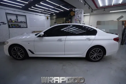 BMW 5시리즈 M550d 전체 랩핑, 에이버리 다이아몬드 화이트 일산 자동차 래핑 전문점 WRAPGOD / 김포 양촌읍