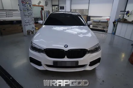 BMW 5시리즈 M550d 전체 랩핑, 에이버리 다이아몬드 화이트 일산 자동차 래핑 전문점 WRAPGOD / 김포 양촌읍