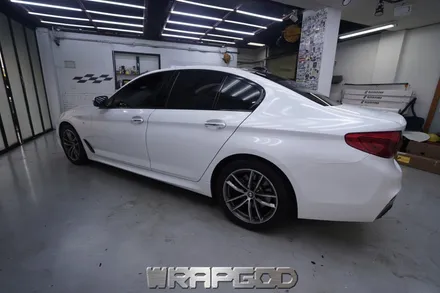 BMW 5시리즈 M550d 전체 랩핑, 에이버리 다이아몬드 화이트 일산 자동차 래핑 전문점 WRAPGOD / 김포 양촌읍