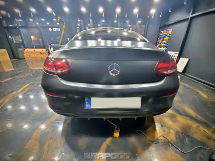 벤츠 C클래스 쿠페 에이버리 사틴블랙 락그레이 메탈릭 전체 랩핑, 크롬죽이기, 라이트필름 시공 in 랩갓 / 김포 양촌읍