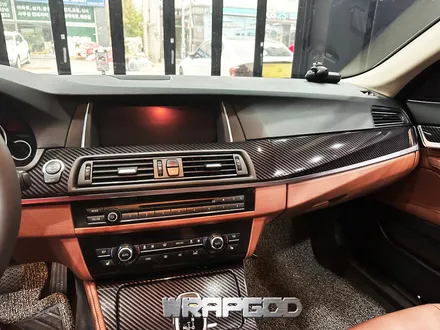 인천 BMW 528i 실내 분위기 카본 랩핑으로 달라졌어요