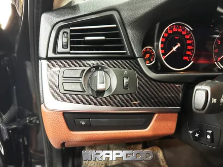 인천 BMW 528i 실내 분위기 카본 랩핑으로 달라졌어요