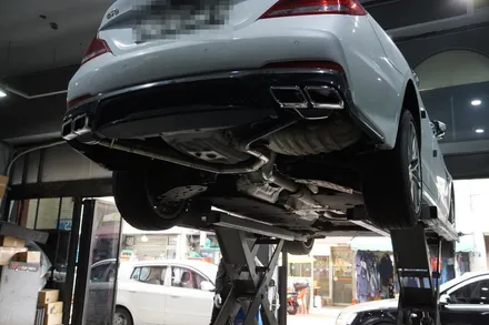 제네시스 G70 2.0T 배기 튜닝 구조변경 필요없는 순정형 듀얼 배기 AMG 스타일 사각 머플러 팁 장착 / 서울 동작