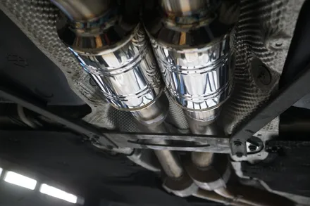 BMW F82 M4 배기튜닝 남다르고 돋보이게 중통 소음기 교체 카본 듀얼 머플러 팁 적용 / 서울 동작