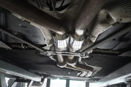 BMW F82 M4 배기튜닝 남다르고 돋보이게 중통 소음기 교체 카본 듀얼 머플러 팁 적용 / 서울 동작
