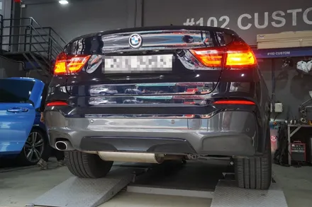 BMW F26 X4 배기튜닝 구조변경 필요없이 즐기는 완벽한 뒤태 연출 순정형 듀얼배기 원형 실버 머플러 팁 장착 / 서울 동작