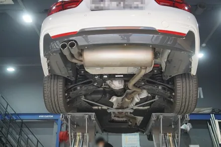 BMW F32 420i 변화와 품격의 완성 배기튜닝 리어 퍼포먼스 디퓨져 이식 ＆ 온오프 가능한 가변시스템 커스텀 중통 앤드 머플러 팁 장착 / 서울 동작