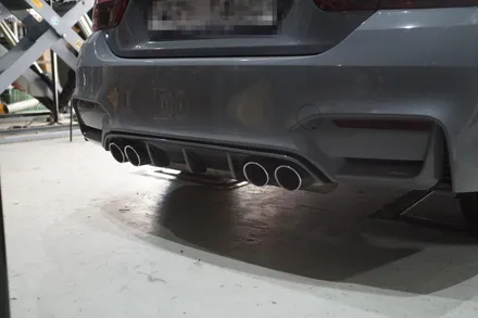 BMW F82 M4 배기튜닝 남다르고 돋보이게 중통 소음기 교체 카본 듀얼 머플러 팁 적용 / 서울 동작