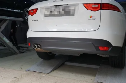 재규어 F페이스 멋스러운 뒤태 연출 배기 튜닝 구조변경 필요 없는 순정형 듀얼배기 실버 원형 머플러 팁 장착 / 서울 동작