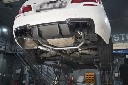 BMW F10 520D 배기 튜닝 카본 디퓨져 이식 , 구조변경 필요 없는 순정형 듀얼 배기, 카본 듀얼 머플러 팁 장착 / 서울 동작
