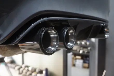 BMW F82 M4 배기튜닝 남다르고 돋보이게 중통 소음기 교체 카본 듀얼 머플러 팁 적용 / 서울 동작