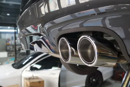 BMW F26 X4 배기튜닝 구조변경 필요없이 즐기는 완벽한 뒤태 연출 순정형 듀얼배기 원형 실버 머플러 팁 장착 / 서울 동작