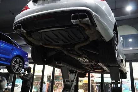 벤츠 W218 CLS63AMG 배기튜닝 고품격 AMG 사운드로 완성하는 중통 소음기 교체 작업 / 서울 동작