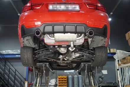 BMW F32 420i 그란쿠페 배기음 튜닝 퍼포먼스 디퓨져 이식 가변배기시스템 커스텀 중통 앤드 카본 머플러 팁 장착 / 서울 동작