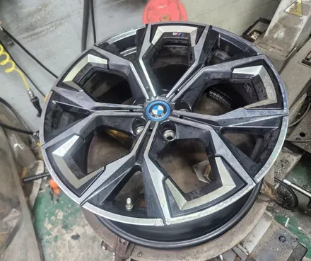 수원 BMW I4 순정휠 다이아컷팅복원수리 수원휠복원8949 / 수원 영통구