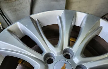 수원휠복원 쉐보레 트랙스 잘못된 휠도색으로 수원휠수리 8949를 방문해 주셨습니다 / 수원 영통구