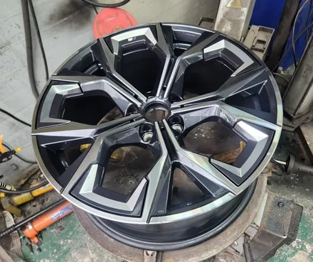 수원 BMW I4 순정휠 다이아컷팅복원수리 수원휠복원8949 / 수원 영통구