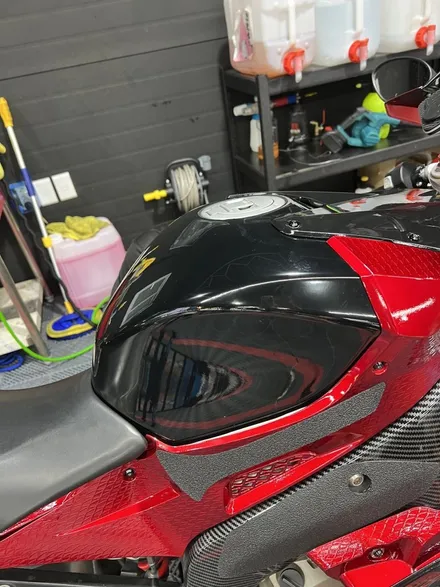 바이크 랩핑 BMWs1000rr 오토바이 탱크 연료통 커버 부분 랩핑 포인트 랩핑 - [구미랩핑/대구랩핑/경북랩핑/sy디자인커스텀] / 구미시 선기동