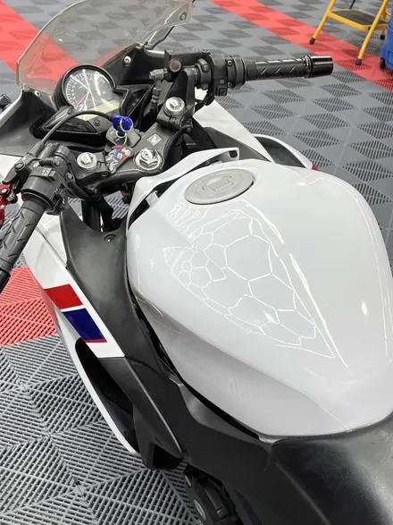 바이크 랩핑 혼다 CBR125R 연료탱크 커버 화이트 부분랩핑 오토바이 랩핑 - [구미랩핑/대구랩핑/경북랩핑/sy디자인커스텀] / 구미시 선기동