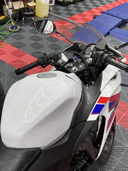 바이크 랩핑 혼다 CBR125R 연료탱크 커버 화이트 부분랩핑 오토바이 랩핑 - [구미랩핑/대구랩핑/경북랩핑/sy디자인커스텀] / 구미시 선기동