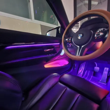 오픈카 뚜따 감성마력의 끝판왕!! BMW F83 M4컨버터블 4시리즈 F바디 비노출 아크릴 엠비언트, 풋등, 스피커LED, 도어포켓 네온 시공!! 서울 광진구 카디자인 입고. / 광진구, 성수, 송파, 동대문