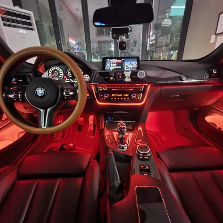 오픈카 뚜따 감성마력의 끝판왕!! BMW F83 M4컨버터블 4시리즈 F바디 비노출 아크릴 엠비언트, 풋등, 스피커LED, 도어포켓 네온 시공!! 서울 광진구 카디자인 입고. / 광진구, 성수, 송파, 동대문