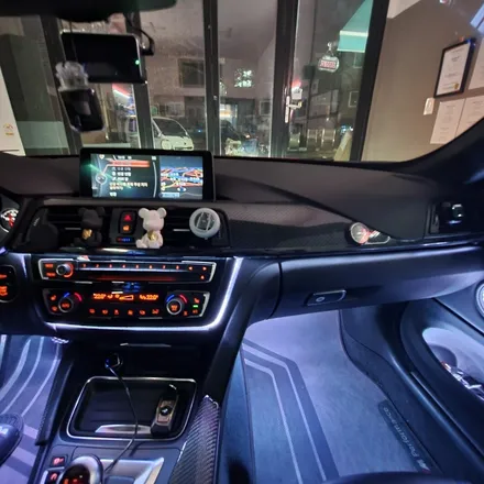 오픈카 뚜따 감성마력의 끝판왕!! BMW F83 M4컨버터블 4시리즈 F바디 비노출 아크릴 엠비언트, 풋등, 스피커LED, 도어포켓 네온 시공!! 서울 광진구 카디자인 입고. / 광진구, 성수, 송파, 동대문