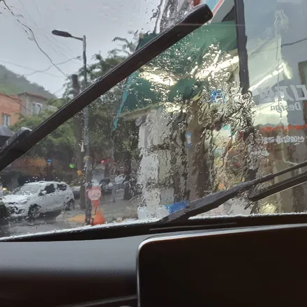 벤츠 C200D 보쉬 와이퍼 교환 장마철 대비 발수코팅 유리발수 시야 시안성 확보 완료 / 광진구, 성수, 송파, 동대문