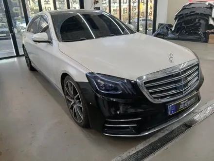 벤츠 W222 S 클래스 전체랩핑 AR 고광택 유광 화이트 시공 │ 기존 사틴 펄 화이트 제거 후 전체 랩핑 / 화성 봉담