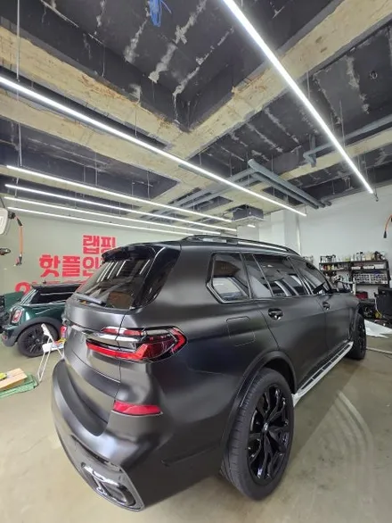 BMW X7 전체 랩핑 ㅣ 에이버리 슈프림 사틴블랙 + 유광블랙 크롬딜리트로 완성된 블랙 밸런스. / 화성 봉담