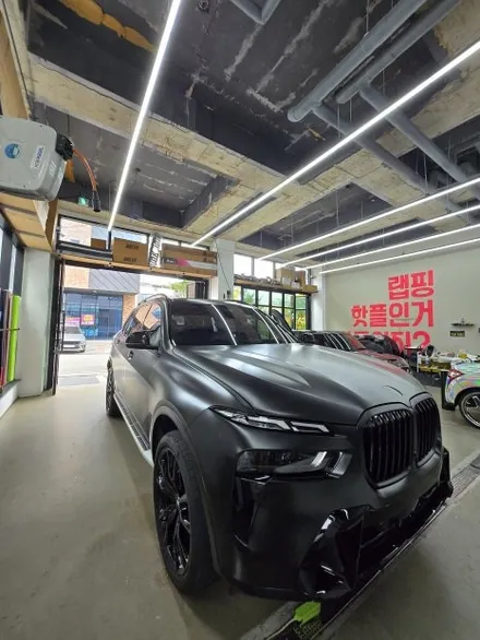 BMW X7 전체 랩핑 ㅣ 에이버리 슈프림 사틴블랙 + 유광블랙 크롬딜리트로 완성된 블랙 밸런스. / 화성 봉담