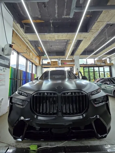 BMW X7 전체 랩핑 ㅣ 에이버리 슈프림 사틴블랙 + 유광블랙 크롬딜리트로 완성된 블랙 밸런스. / 화성 봉담