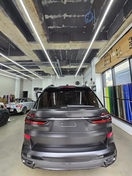 BMW X7 전체 랩핑 ㅣ 에이버리 슈프림 사틴블랙 + 유광블랙 크롬딜리트로 완성된 블랙 밸런스. / 화성 봉담