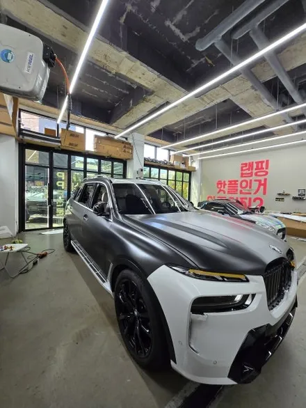 BMW X7 전체 랩핑 ㅣ 에이버리 슈프림 사틴블랙 + 유광블랙 크롬딜리트로 완성된 블랙 밸런스. / 화성 봉담