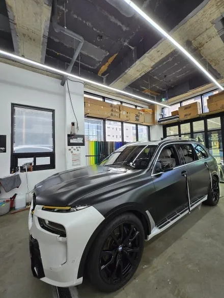 BMW X7 전체 랩핑 ㅣ 에이버리 슈프림 사틴블랙 + 유광블랙 크롬딜리트로 완성된 블랙 밸런스. / 화성 봉담