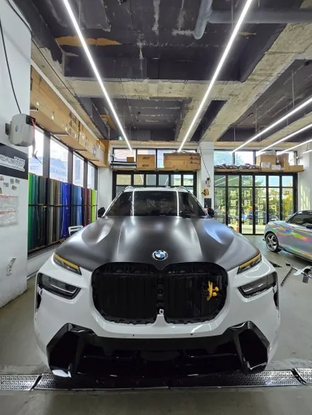 BMW X7 전체 랩핑 ㅣ 에이버리 슈프림 사틴블랙 + 유광블랙 크롬딜리트로 완성된 블랙 밸런스. / 화성 봉담