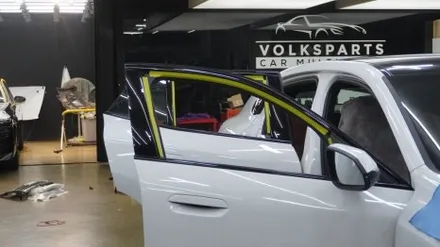 2026 BMW iX2 전면 LX 25% / 측후면 LX 15% / 썬루프 LX 15% 썬팅 시공 완료 !