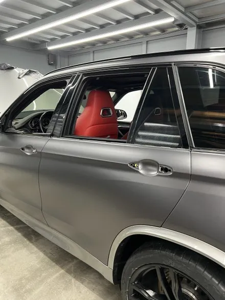 BMW X5M 랩핑재시공 에이버리 사탄다크그레이
