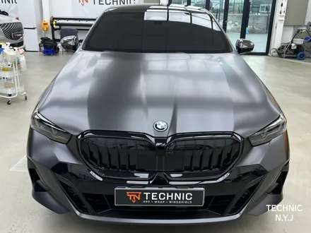 BMW 550e 무광 PPF로 완성한 사틴 블랙의 위엄 (feat.테크닉)