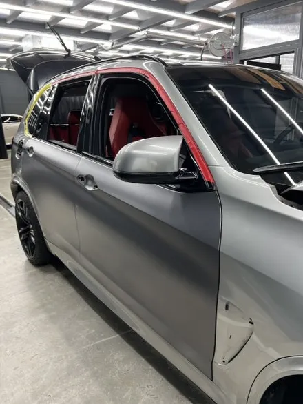 BMW X5M 랩핑재시공 에이버리 사탄다크그레이