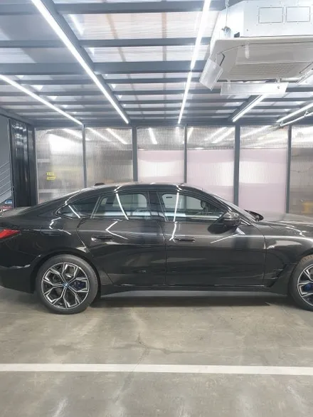 [하루 1대 한정] BMW i4 신차패키지 - 썬팅 버텍스900, 전체 PPF 스텍, 시트가죽코팅