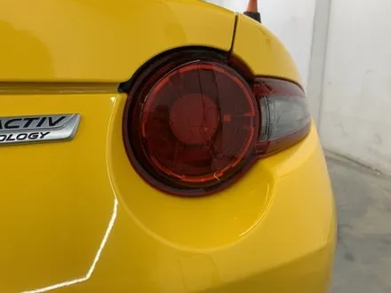 마쯔다 MX-5 고광택 썬플라워 옐로우 전체 랩핑 + 실내 랩핑 시공 (고양시 덕양구 삼송 원흥 일산) / 고양시 덕양구 삼송동