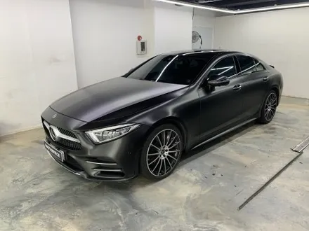 벤츠 CLS 400d 에이버리 반무광(사틴) 블랙 전체 랩핑 시공 (고양시 덕양구 삼송 원흥 일산) / 고양시 덕양구 삼송동