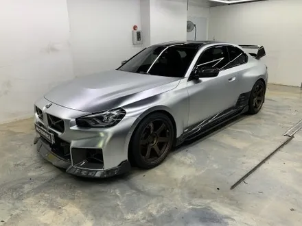 BMW M2 반무광(사틴) 실버 크롬 전체 랩핑 시공 (고양시 덕양구 삼송 원흥 일산) / 고양시 덕양구 삼송동