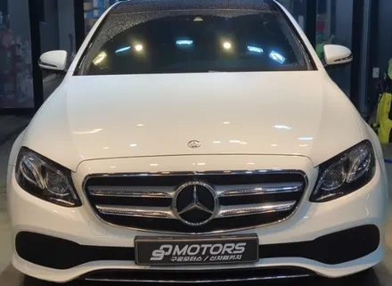 벤츠E300 W213 틴팅재시공은 글라스틴트 선셋 반사필름으로 완성 with 벤츠W213 세로그릴 교체
